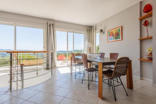 une salle à manger avec une table et des chaises dans l'établissement Villa Rochefort - Welkeys, à Rochefort-du-Gard