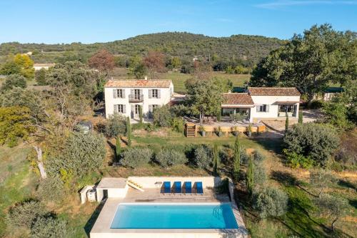 une vue aérienne d'une maison et d'une piscine dans l'établissement Villa stipa, à Malaucène