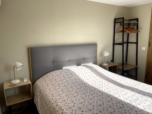 une chambre avec un grand lit et deux tables de nuit dans l'établissement Villa stipa, à Malaucène