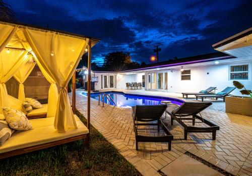 Πισίνα στο ή κοντά στο Top Villa Near Beach with Game Room, Hot Tub and Pool