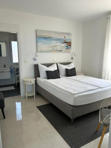 una camera da letto con un letto grande in una stanza di Apartments Kovacev a Zara (Zadar)