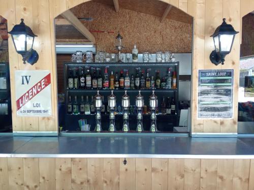 un bar avec beaucoup de bouteilles d'alcool dans l'établissement Best Price #A 