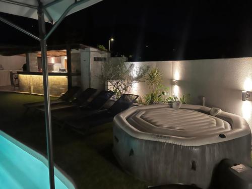 Kolam renang di atau dekat dengan Gîte Terre Pugetvilla