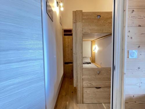 una piccola camera con un letto e una porta per una camera da letto di Charmant appartement neuf avec terrasse au Cernix - FR-1-505-229 a Crest-Voland