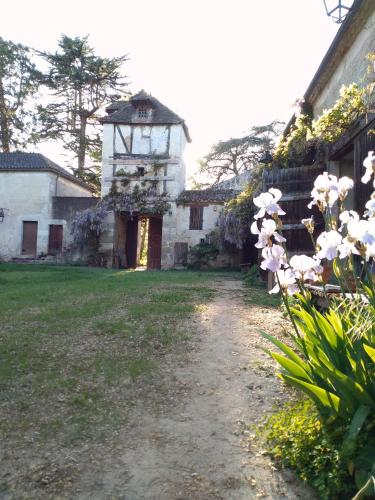 un vieux bâtiment avec une tour dans une cour dans l'établissement Apartment in a Renaissance castle, à Layrac