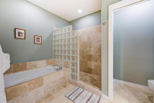 Ένα μπάνιο στο Kauai Regency at Poipu Kai #811 by Coldwell Banker Island Vacations