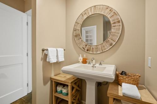 un baño con lavabo y espejo en Kauai The Palms at Poipu Kai 1752 by Coldwell Banker Island Vacations, en Koloa