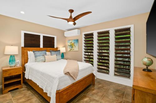 Un dormitorio con una cama y un ventilador de techo. en Kauai The Palms at Poipu Kai 1752 by Coldwell Banker Island Vacations, en Koloa