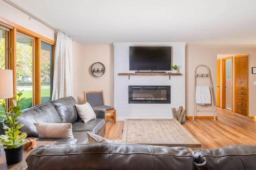 TV a/nebo společenská místnost v ubytování Stadium District Resch 3 BR Sleeps 8