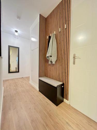 une salle de bain avec un banc sur un mur avec une douche dans l'établissement T2D Apartment - Suite Gallery Disneyland Paris, à Lognes