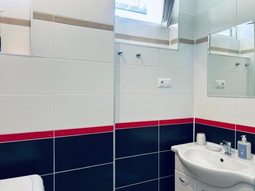 une salle de bain avec un lavabo et un miroir dans l'établissement Good Vibes Only - spacious Residence, à Bratislava