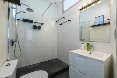 une salle de bain avec toilettes, lavabo et douche dans l'établissement 3 pieces lumineux avec balcon au coeur de la ville, à Nice
