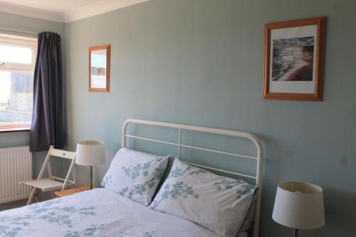 Katil atau katil-katil dalam bilik di 5 Sea View Walk - unique beachfront location - pets welcome - free parking