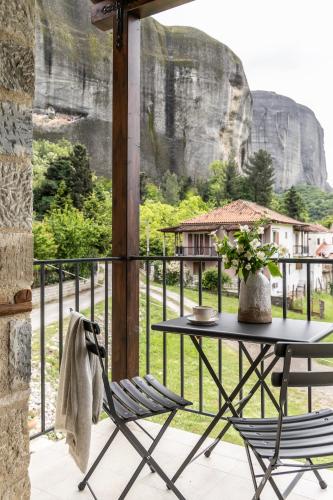 a table and chairs on a balcony with a view of a mountain at Monés in Kastraki