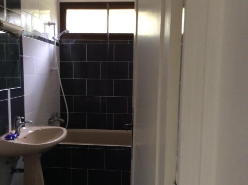 une salle de bain avec un lavabo et une baignoire dans l'établissement Villa Mareste, à Grimaud