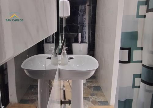 Phòng tắm tại Aparta Hotel en San Carlos