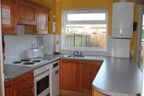 Dapur atau dapur kecil di 5 Sea View Walk - unique beachfront location - pets welcome - free parking