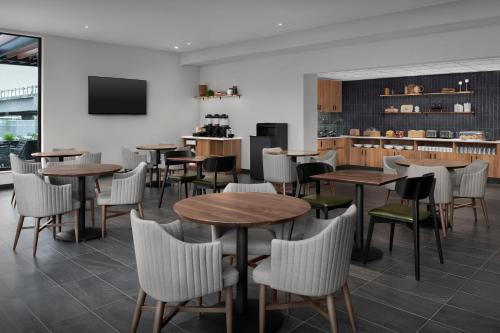 un ristorante con tavoli, sedie e un bancone di Residence Inn by Marriott Seattle Northgate Station a Seattle