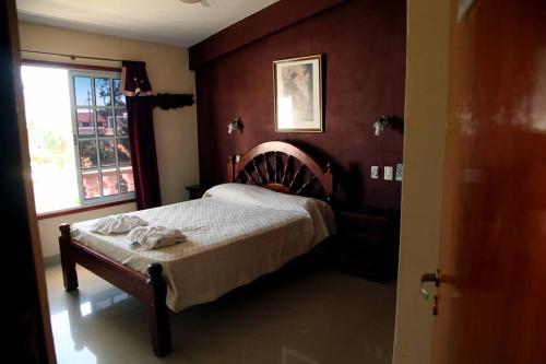 a bedroom with a bed and a window at Apart Ma & Cris II in Termas de Río Hondo