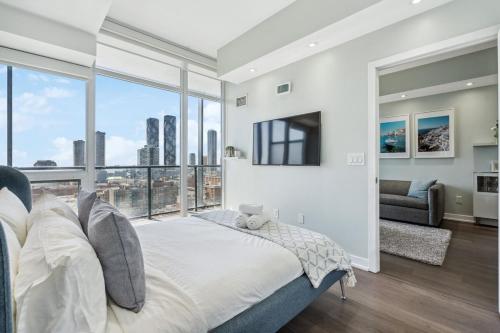 En eller flere senge i et værelse på Prime Downtown Condo - St Lawrence Parking