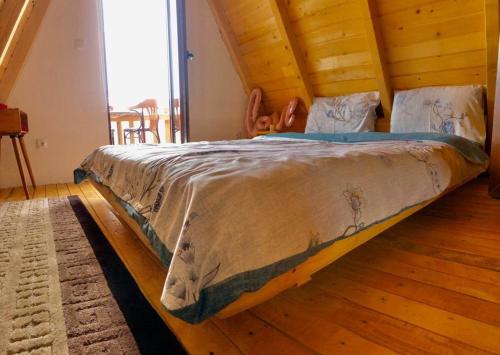 Postel nebo postele na pokoji v ubytování Villat Parku i Liqenit
