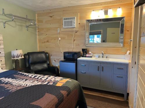 Postel nebo postele na pokoji v ubytování Cedars Motel
