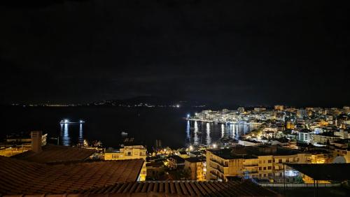 サランダにあるVIEW apartment 2の夜の街の景色