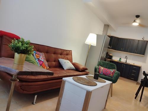 een woonkamer met een bank en een tafel bij Casa Polita in Castillo del Romeral