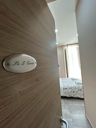 drzwi z napisem „Bądź w domu” w obiekcie B&B Panorama 17 w mieście Neapol