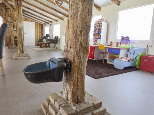 a room with a wooden pole with a bath tub at Bouwhoeve in Elsendorp