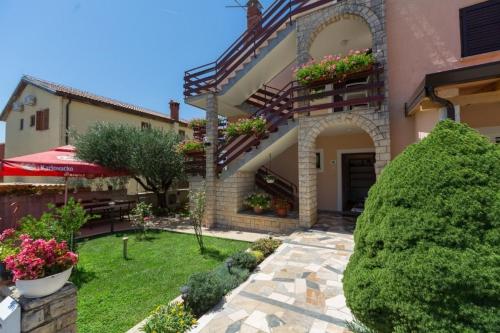 Apartments with parking space Novigrad - 7135