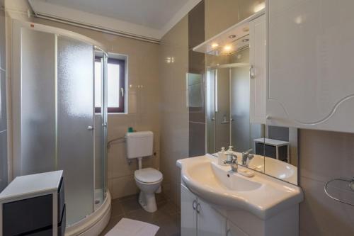 Apartments with parking space Novigrad - 7135