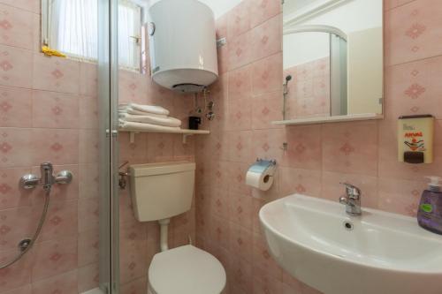 Apartments with parking space Novigrad - 7135