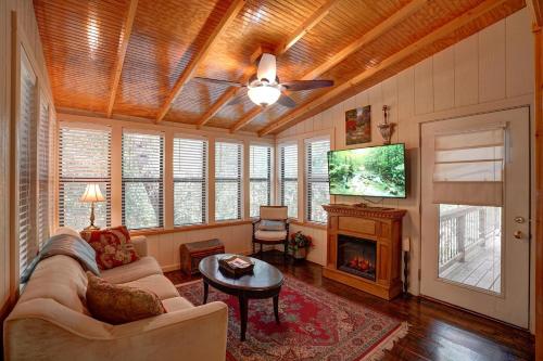Una sala de estar con un sofá y una chimenea. en Bed and Breakfast on White Rock Creek, en Waco
