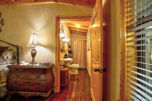 Un baño de Bed and Breakfast on White Rock Creek