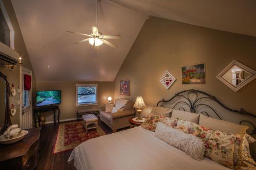 Cama o camas de una habitación en Bed and Breakfast on White Rock Creek