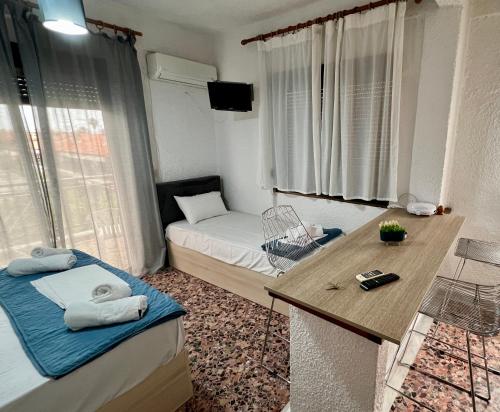Ένα ή περισσότερα κρεβάτια σε δωμάτιο στο PELEKAN rooms and apartments Athina 34