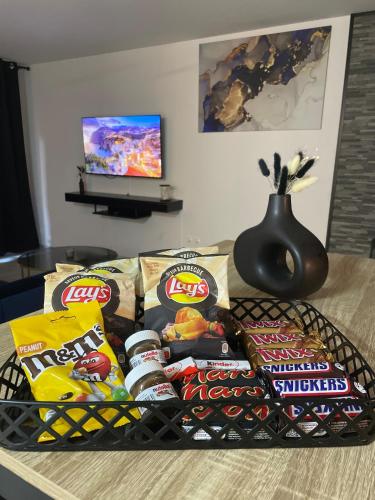 un plateau de snacks et de chips sur une table dans l'établissement Apartment with Jacuzzi & Sauna near Toulouse, à Daux