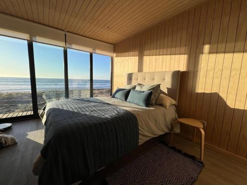 a bedroom with a bed with a view of the ocean at Paraiso junto al mar in Coquimbo