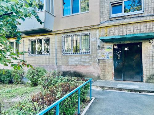 a building with a door and a fence in front of it at 2-К институт сердця возле Метро Чернігівська in Kyiv