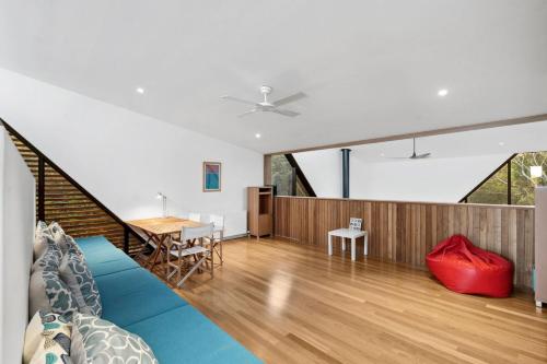 Ruang duduk di Aireys Cliff-Top Gem - Your Ultimate Coastal Escape