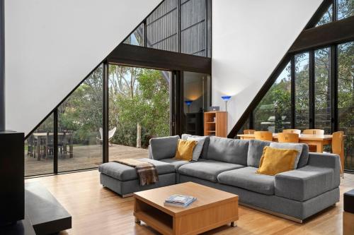 Ruang duduk di Aireys Cliff-Top Gem - Your Ultimate Coastal Escape