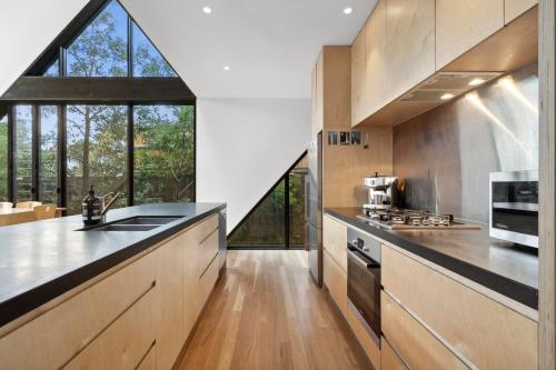 Dapur atau dapur kecil di Aireys Cliff-Top Gem - Your Ultimate Coastal Escape