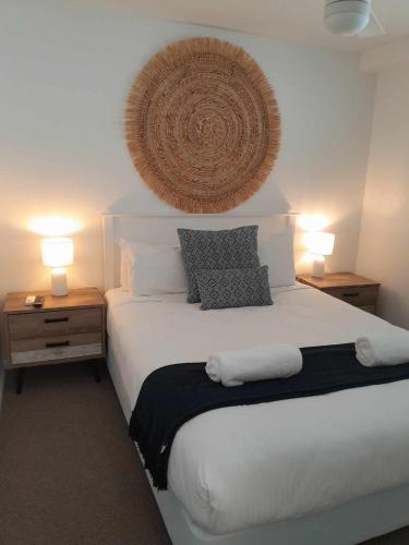 Cama o camas de una habitación en Grand Palais Boolarong Beachside Apartments