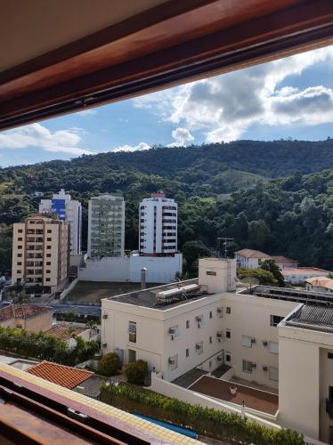 vista sulla città da un edificio di Apartamento amplo 2 quartos no centro ad Águas de Lindóia