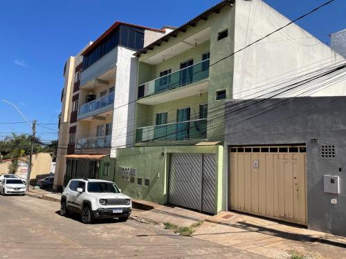 a white car parked in front of a building at Riacho Fundo I 201- Boa acomodação com economia in Brasilia