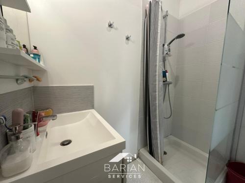 Koupelna v ubytování Maisonnette avec climatisation et cour - ménage et linge inclus