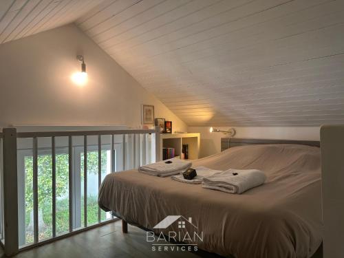 Postel nebo postele na pokoji v ubytování Maisonnette avec climatisation et cour - ménage et linge inclus