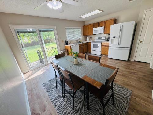 Η κουζίνα ή μικρή κουζίνα στο 3 bedrooms 2 baths