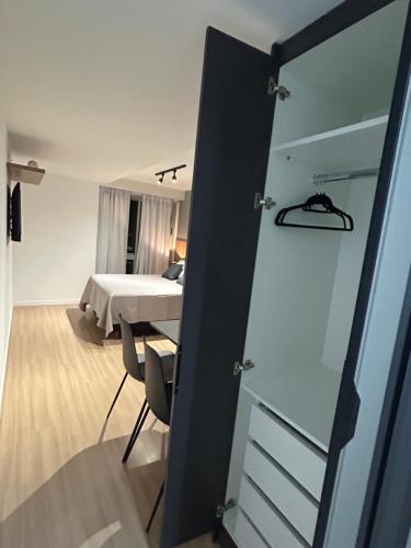a door leading to a bedroom with a bed at Studio moderno e novo perto do MAC - UNI Home 113 - Boa Viagem in Niterói